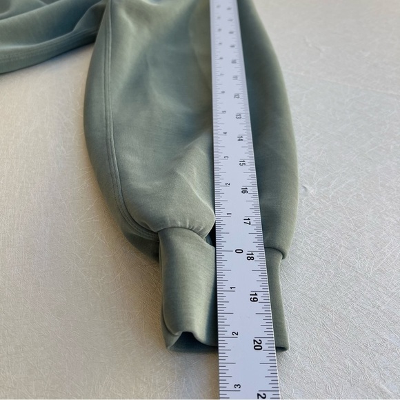 Lululemon Perfectly Oversized Cropped
Crew Softstrem Sweater Size S aka … - Picture 7 of 9